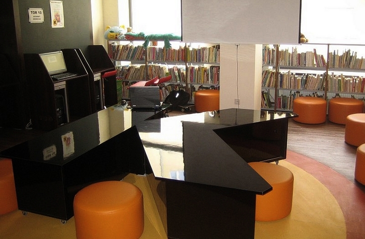  - Meble na zamówienie dla biblioteki. Wyposażenie: sofa, regały biblioteczne, szafy, stolik, biurko, fotele, krzesła, lada biblioteczna