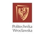 Kolejna uczelnia ze współpracy z którą jesteśmy dumni. Politechnika Wrocławska wiele razy korzystała z naszych usług w zakresie dostarczania mebli biurowych oraz mebli blbliotecznych